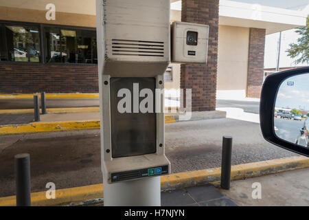 Un tube à vide pneumatique dans un lecteur à travers l'aire d'une banque à Oklahoma City, Oklahoma, USA. Banque D'Images