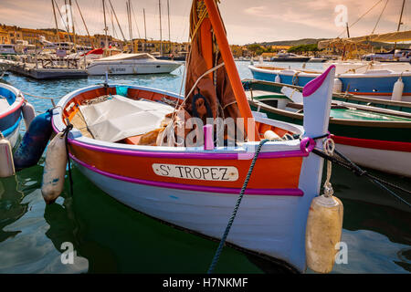Bateaux de pêche au port de pêche, port de plaisance, le vieux port. Village de Saint Tropez. Var, Provence Alpes Cote d'Azur. Le Français Banque D'Images