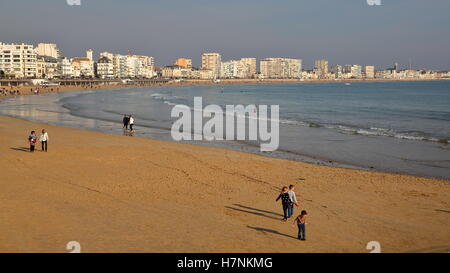 LES SABLES D'OLONNE, FRANCE : la plage au coucher du soleil Banque D'Images