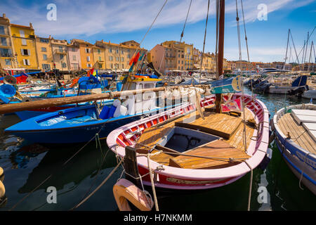 Bateaux de pêche au port de pêche, port de plaisance, le vieux port. Village de Saint Tropez. Var, Provence Alpes Cote d'Azur. Le Français Banque D'Images