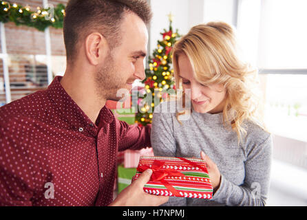 Un petit cadeau de Noël pour collègue Banque D'Images