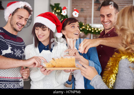 Et essayer de prendre un morceau de gâteau de Noël Banque D'Images