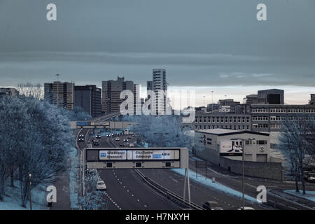 L''autoroute M8 à Glasgow Finnieston avec infra rouge Banque D'Images