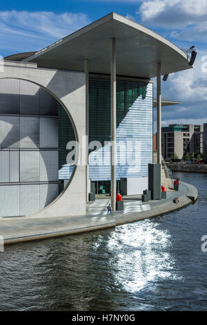 Le complexe de bâtiments dans le quartier du gouvernement (Regierungsviertel). Marie-Elisabeth-Lueders-Haus et rivière Spree. Banque D'Images