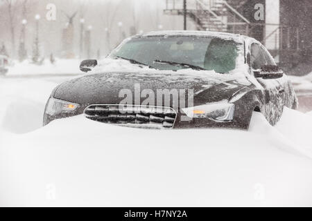 Tempête dans la ville sur le front de neige, grand entassés, la tempête a joué dans la ville Banque D'Images