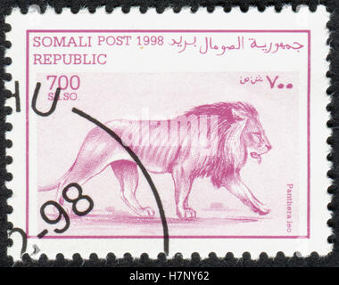 Somalie - circa 1998 : timbre imprimé en Somalie, montre l'animal lion (Panthera leo), vers 1998 Banque D'Images