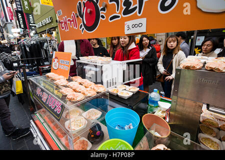 Street food Vente de divers aliments et des collations dans le populaire quartier commerçant de Gangnam à Séoul, Corée Banque D'Images