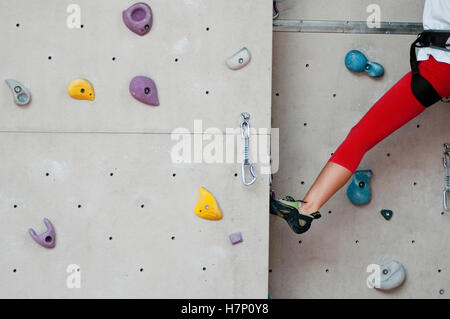 Femme avec des cordes d'Escalade sur mur d'escalade Banque D'Images