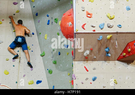 L'homme avec des cordes d'Escalade sur mur d'escalade Banque D'Images