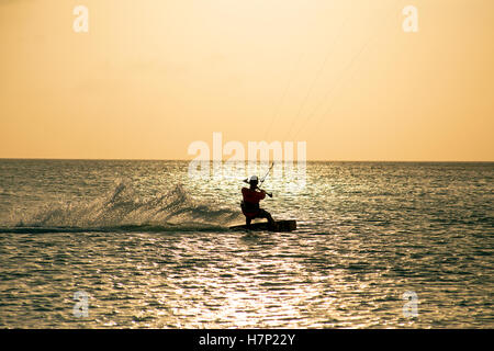 Kite surfer sur l'île d'Aruba dans les Caraïbes au coucher du soleil Banque D'Images