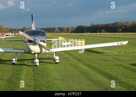 Avion léger Socata TB-10 Tobago garé sur un aérodrome d'aviation générale au Royaume-Uni Banque D'Images