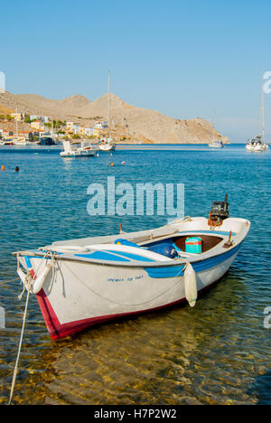 Bateau amarré à l'enfant sur l'île de Symi en Grèce, Banque D'Images