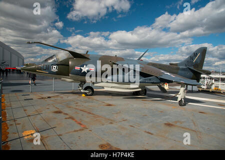1969 British Aerospace McDonnell-Douglas AV-8C Harrier jump jet sur l'USS Intrepid Air and Space Museum, New York Banque D'Images