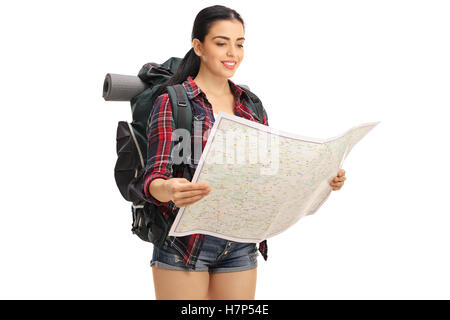 Female hiker regarder une carte générique isolé sur fond blanc Banque D'Images