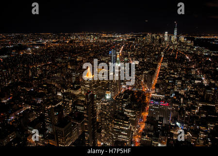 Manhattan by night, à la 5e Avenue vers le bas vers le World Trade Center's New Freedom Tower de l'Empire State Building Banque D'Images