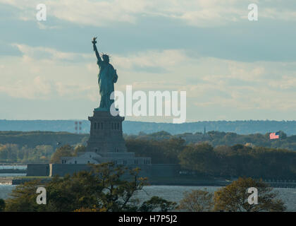 Statue de la liberté vu de Brooklyn Banque D'Images