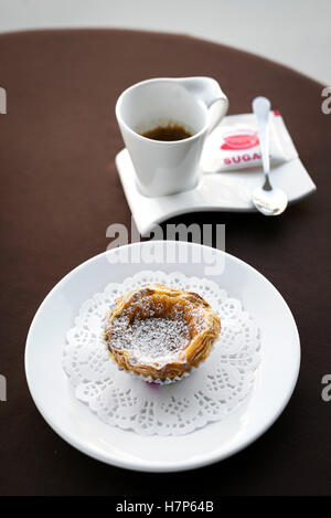 Pastel de nata portugais célèbre snack sucré tarte feuilletée crème oeufs Banque D'Images