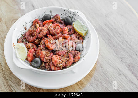 Crevettes fraîches à l'ail frit dans l'huile d'olive fruits de mer portugais snack tapas Banque D'Images