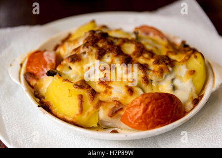 Les pommes de terre avec les tomates cuites avec du fromage Banque D'Images