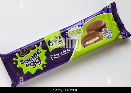 Paquet de biscuits oeuf Cadbury screme pour Halloween limited edition isolé sur fond blanc Banque D'Images