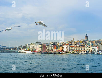 La vue sur la promenade du quartier de Beyoglu, surmontée par la tour de Galata, Istanbul, Turquie. Banque D'Images