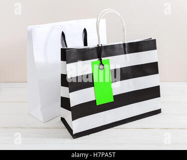 Sac shopping blanc et noir avec tag vert sale Banque D'Images