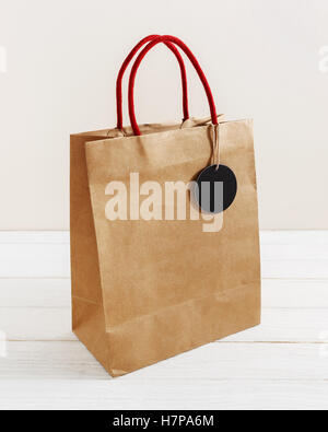 Sac shopping en papier brun avec black tag Banque D'Images