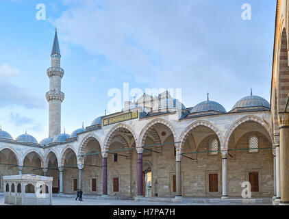 La magnifique galerie couverte dans la cour de la Mosquée de Suleymaniye, décoré de colonnes de pierre, l'Istanbul Banque D'Images