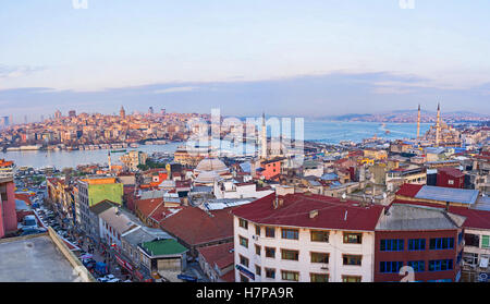 Le vieux toits du quartier de Fatih avec les eaux bleues de la baie corne d'or dans le quartier de Beyoglu et coucher de soleil Banque D'Images