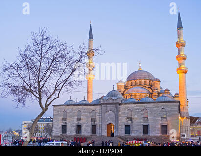 Le Yeni Cami (nouvelle mosquée) avec des minarets illuminés, Istanbul. Banque D'Images