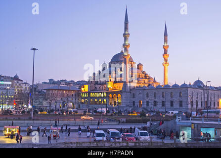 La soirée City dispose de nombreux sites magnifiques et des vues fantastiques, la nouvelle mosquée de lumières vives, Istanbul Banque D'Images