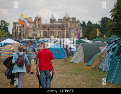 Les gens arrivent pour comme Womad tentes sont orientées en face de Charlton Park House. Banque D'Images