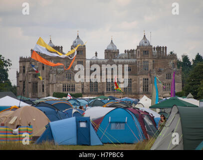 Tentes dressé en face de Charlton Park House pendant la Festival Womad Banque D'Images