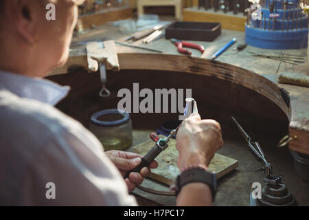 Artisane à l'aide de l'atelier de chalumeau Banque D'Images