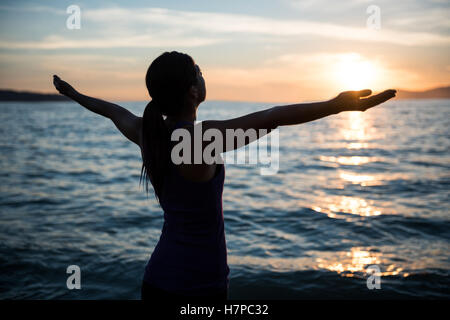 Yoga on beach Banque D'Images