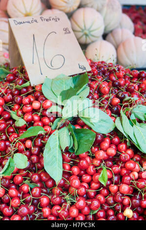 Cerises rouges frais/trešnja sur un étal de marché à Split, Croatie Banque D'Images