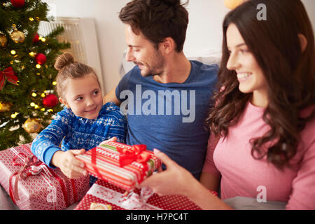 Le partage de la famille de Noël dans le lit Banque D'Images