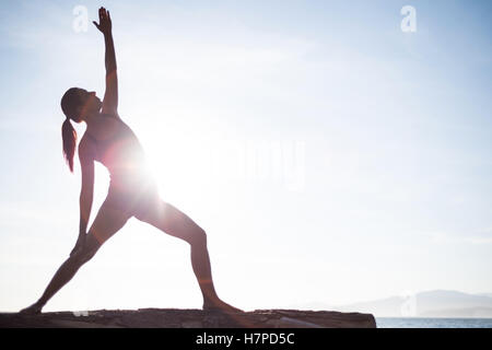 Yoga sur driftwood Banque D'Images