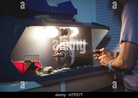 La mi-section d'artisane de travailler sur une machine Banque D'Images