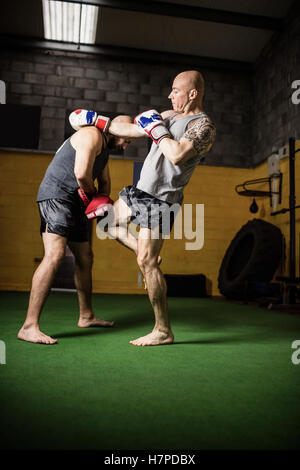 La pratique de la boxe boxeurs dans le studio de remise en forme Banque D'Images