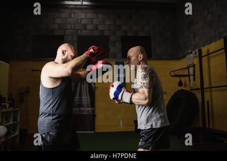 La pratique de la boxe boxeurs dans le studio de remise en forme Banque D'Images