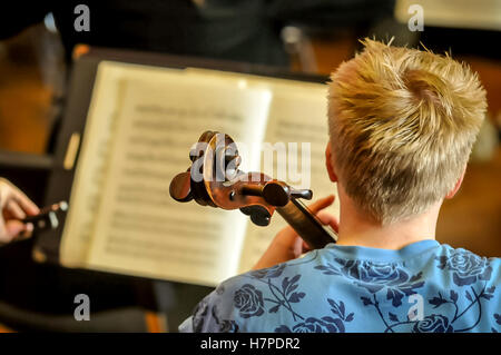 Close up of musical instrument joué par jeune Banque D'Images