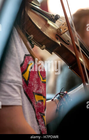 Close up of musical instrument joué par jeune Banque D'Images