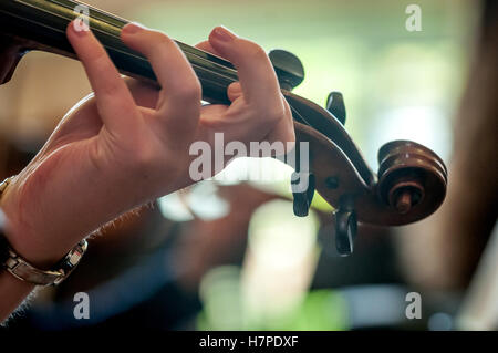 Close up of musical instrument joué par jeune Banque D'Images