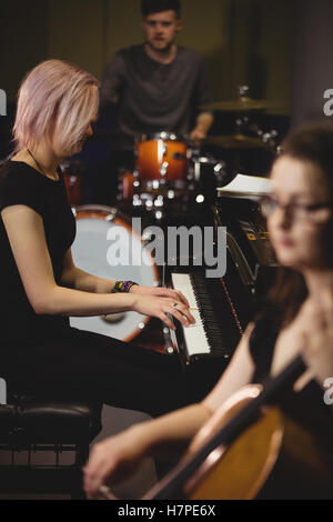 Groupe d'étudiants jouant divers instruments Banque D'Images