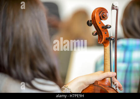 Close up of musical instrument joué par jeune Banque D'Images