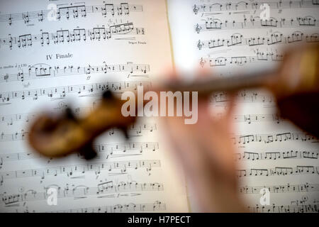 Close up of musical instrument joué par jeune Banque D'Images