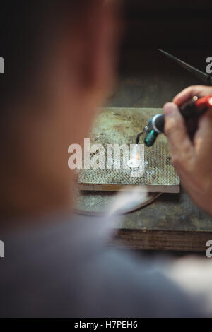 Artisane à l'aide de l'atelier de chalumeau Banque D'Images