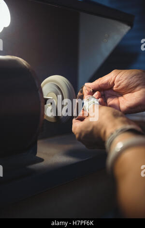 Mains d'artisane de travailler sur une machine Banque D'Images