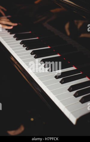 Close-up of woman playing piano Banque D'Images